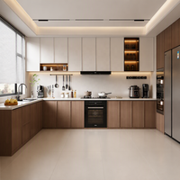 Meubles de cuisine français modernes, écologiques, sur mesure, avec portes en verre LED cintrées et réfrigérateur encastré