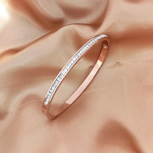 กำไลข้อมือแฟชั่นสแตนเลสสตีลชุบทอง 18K สำหรับผู้ชายและผู้หญิง เครื่องประดับสำหรับโอกาสต่างๆ ประดับเพชรซิร์คอน เหมาะสำหรับเป็นของขวัญ - Product Image 6