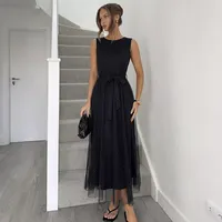 Robe élégante noire sans manches, taille haute, coupe ajustée, motif uni, disponible en gros, personnalisable