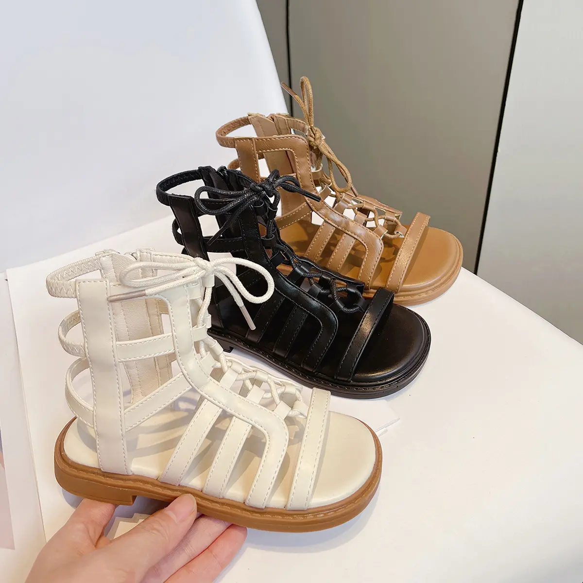 도매 여자 신발과 샌들 2022 여름 야외 사용자 정의 부드러운 단독 어린이 샌들 로마 스타일 플랫 샌들 소녀