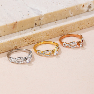 Bague de couple au design original en acier inoxydable avec diamant, cadeau d'anniversaire pour petite amie, bague géométrique en or rose, disponible immédiatement - Product Image 1
