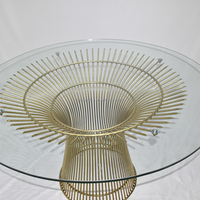 Table de banquet ronde de luxe en acier inoxydable avec base en treillis métallique et plateau en verre trempé pour événements et locations