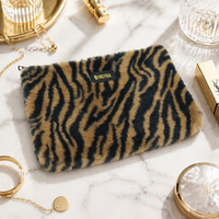 Sac à main en fourrure synthétique douce et moelleuse OEM, grande capacité, imprimé tigre, sac cosmétique portable, organiseur de maquillage avec étiquette personnalisée