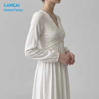 Fabricants de vêtements : Robe longue trapèze personnalisée pour femme avec décolleté en V profond et devant torsadé, idéale pour les occasions décontractées et formelles