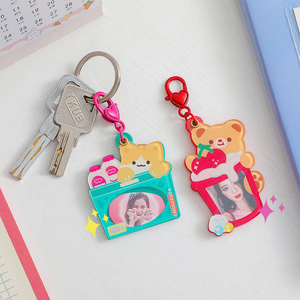 Vente en gros de porte-clés photo en PVC à motif de dessin animé, forme irrégulière, impression numérique, léger, décoration souvenir, en stock. - Product Image 3
