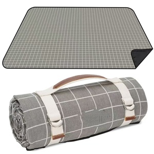 Tapis <span class=keywords><strong>de</strong></span> pique-nique <span class=keywords><strong>de</strong></span> <span class=keywords><strong>plage</strong></span> léger, durable, imperméable et résistant au <span class=keywords><strong>sable</strong></span> pour quatre adultes, pour une utilisation en extérieur - Product Image 1