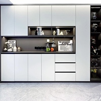 Casier à vin moderne, élégant et étroit en bois massif et contreplaqué avec vitrine pour l'entrée du salon.