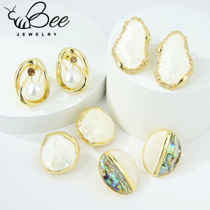 Boucles d'oreilles clous de luxe de style européen avec perles baroques rondes, élégantes et exquises, en cuivre géométrique - Product Image 6