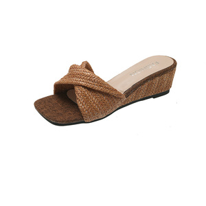 Sandalias de cuña con una tira y punta cuadrada de estilo retro tejido para mujer, diseño elegante, versátiles para exteriores, sandalias de tacón alto. - Product Image 5