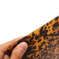 Feuille d'acétate de cellulose colorée en écaille de tortue noire pour bijoux, lunettes et montures de lunettes.