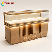 Vitrine sur pied en bois sur mesure avec verre trempé, éclairage intégré, logo et panneau à lattes – Meuble de présentation commercial pour magasin