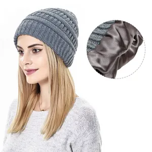 YD31 INS Custom Women lavorato a maglia Earflap Bonnet Bun lavorato a maglia Satins foderato Beanie acrilico solido caldo liscio cappelli invernali in raso