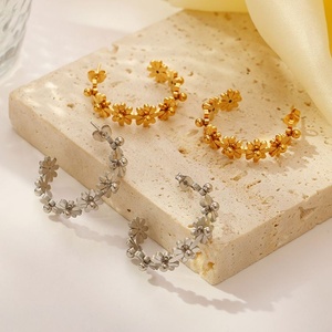 ต่างหูห้อยสไตล์ยุโรปอเมริกัน หรูหรา ลายดอกไม้ สแตนเลส ทันสมัย ใช้งานได้หลากหลาย สินค้ามาใหม่ ของใช้จำเป็นสำหรับไปทะเล ชุบทอง ประดับเพชรซิร์คอน - Product Image 4