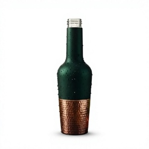Botella moderna de cobre para bebidas con tapa verde y acabado martillado, diseño portátil - Product Image 1
