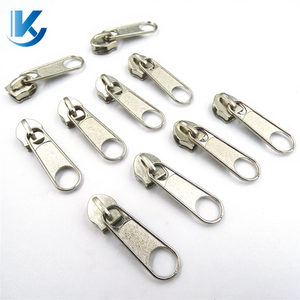 Deslizadores de cremallera de nailon elegantes con logotipo personalizado, tamaño 5 #8 #10 #, tirador de Metal con cabeza de cremallera, precio barato para bolsos, prendas hechas de latón, aleación de Zinc - Product Image 1