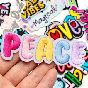 Apliques Bordados Termocolantes com Letras em Inglês: OMG, LOVE, JESUS, PEACE, YES, <span class=keywords><strong>COOL</strong></span>, SWEET para Jaquetas, Calças <span class=keywords><strong>Jeans</strong></span>, Bonés e Bolsas - Product Image 2