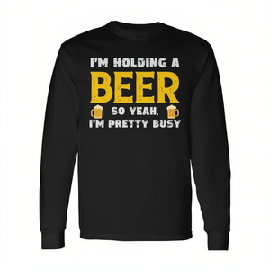Estoy sosteniendo una cerveza, así que sí, estoy bastante ocupado, camiseta de manga larga con humor. - Product Image 2