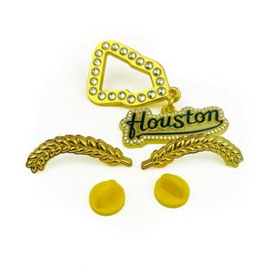 Pins Metálicos Grabados en 3D Ecológicos Personalizados de Fábrica, Insignias para Gorras con Cadena, Regalos Promocionales, Pin de Cadena de Hierro de Marca de Diseñador UV - Product Image 3