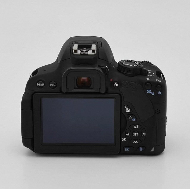 Whole Set Used High Performance Camera 700D Kit 18-135mm Lens 95% New Touchscreen Display