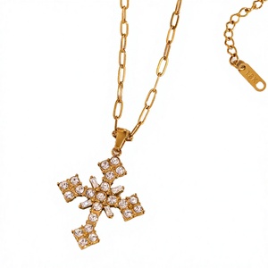 Collier avec pendentif croix en acier inoxydable avec pierres en zircone cubique, bijoux religieux pour un usage quotidien, design unisexe - Product Image 2