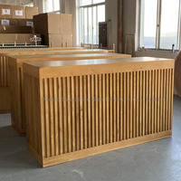 Bar en bois massif brun au design classique et moderne pour la location d'événements et de mariages