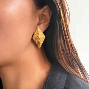 2024 Dazan New 18k Gold plattiert einzigartig Hypoallergenic Edelstahl Vintage Viereck plissiert Ohrring Reise-Schmuck für PORM