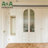 Armoire française cintrée avec miroir intégré, placard de chambre encastré du sol au plafond avec portes vitrées