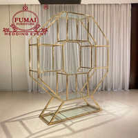 Décoration d'événements de mariage : Présentoir à vin moderne et élégant en acier et verre, autoportant, avec éléments de bar intégrés