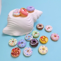 100 pièces/sac Cabochons plats en résine colorés en forme de donut, imitation aliments et desserts pour maison de poupée, sans trou, pour la création de loisirs créatifs