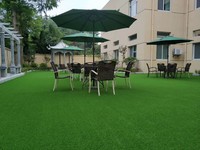 Système de revêtement de sol en gazon synthétique Global Sourcing avec technologie de drainage rapide, zéro stagnation, performance antidérapante et sécurité accrue