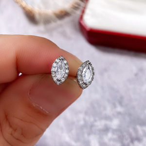 Orecchini a lobo classici da donna in oro bianco con diamanti taglio marquise incastonati a castone, gioielli raffinati per matrimonio - Product Image 4