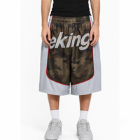 Shorts de basketball amples personnalisés style streetwear, imprimés par sublimation intégrale, motif à carreaux avec nom de marque, en satin