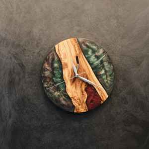 Elegante Reloj de Pared de Resina y Madera Hecho a Mano, Duradero, Funcional, Elegante y Decorativo, Perfecto para Sala de Estar o Dormitorio - Product Image 3