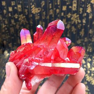 Vente en gros de cristaux de haute qualité, écologiques, teints en rouge rose, en forme irrégulière, pour la méditation et la décoration intérieure - Product Image 5