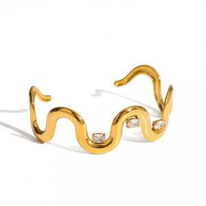 Conjunto de collar, pendientes y anillo en estilo hiperbólico con diseño floral en aleación metálica y perlas, perfecto para fiestas femeninas. - Product Image 5