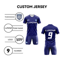 Seragam Sepak Bola Dewasa Unisex Custom, Set Olahraga Lengan Pendek Bahan Polyester Fiber Cepat Kering dengan Cetakan Heat-Transfer untuk Musim Panas