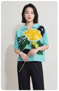 PY 2026 Haut plissé décontracté Miyake à col polo, imprimé floral large, coupe ample, manches courtes, vente en gros de vêtements en vrac - Product Image 3