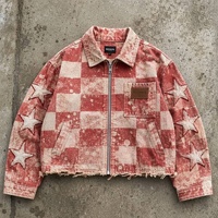 Blouson court en toile délavée à carreaux rouges pour homme avec applique étoile sur la manche et patchs brodés en cuir sur la poitrine, ourlet effiloché