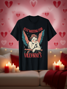 T-shirt Just Waiting For Valentine's Cupid, nera, 100% cotone, casual da uomo, regalo per San Valentino, manica corta, vestibilità regolare - Product Image 2
