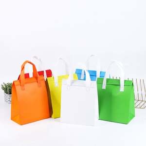 Sacs de courses personnalisés en tissu non tissé, isolants, à poignées, motif lettres, pour des aventures de shopping personnalisées, en gros et à prix abordable ! - Product Image 5