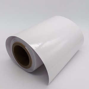 Étiquettes autocollantes en rouleau en film PET transparent imperméable personnalisé avec revêtement adhésif - Product Image 1