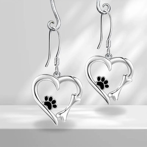 Orecchini Pendenti a Forma di Zampa di Gatto e Cuore per Donne, Accessorio per Orecchie Carino da Indossare Quotidianamente, Gioiello di Moda - Product Image 1