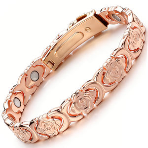 ヨーロッパ系アメリカ人のファッショナブルなローズ柄の金メッキバングル、女性への記念日ギフトに - JKブランド、中国/グアテマラ産 - Product Image 1