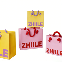 Sac cadeau de luxe personnalisé en kraft noir avec logo en relief, sac de transport robuste, emballage de vente au détail en carton recyclable, vente en gros