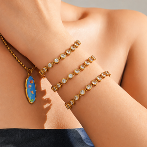 Pulsera de Zirconia Transparente de Lujo, Impermeable, de Acero Inoxidable Pulido, Chapada en Oro de 18K, para Mujer - Product Image 4