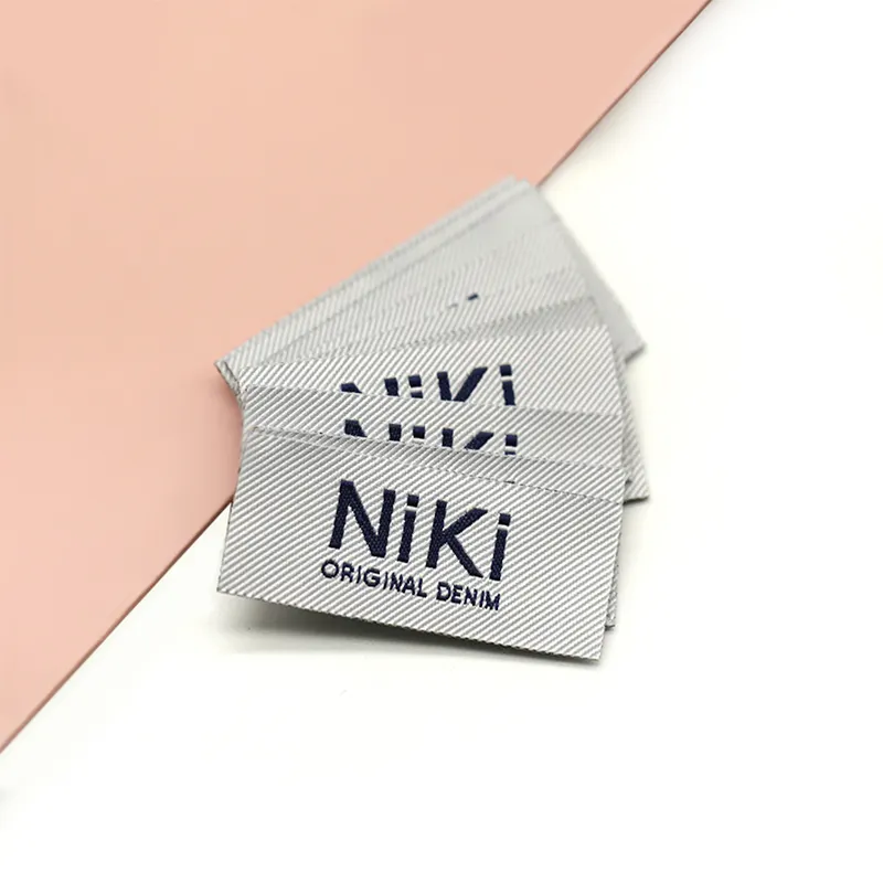 Lüks saten konfeksiyon T-Shirt boyun etiketleri yıkama bakım etiketleri baskılı boyut etiketi hızlı özel dokuma giysiler için etiket marka logosu