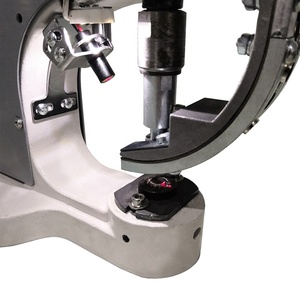 Machine de pose de rivets entièrement automatique pour bâches, bannières, couvertures de piscine, feuilles de vinyle, tentures gonflables et toiles d'auvent - Product Image 1