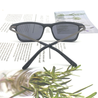 Lunettes de soleil rectangulaires modernes pour femmes avec monture en Ultem, verres en PC durables, idéales pour un usage quotidien et les activités de plein air