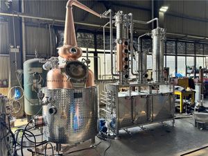 Système de distillation artisanal Ace 500L avec casque en cuivre et colonne pour la production de gin/whisky - Product Image 5