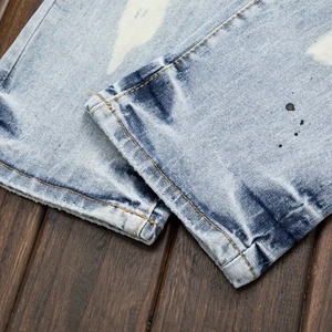 Jeans en denim bleu pour homme, taille mi-haute, style décontracté, coupe droite, déchirés, techniques de lavage, mode streetwear pour la saison d'automne - Product Image 4